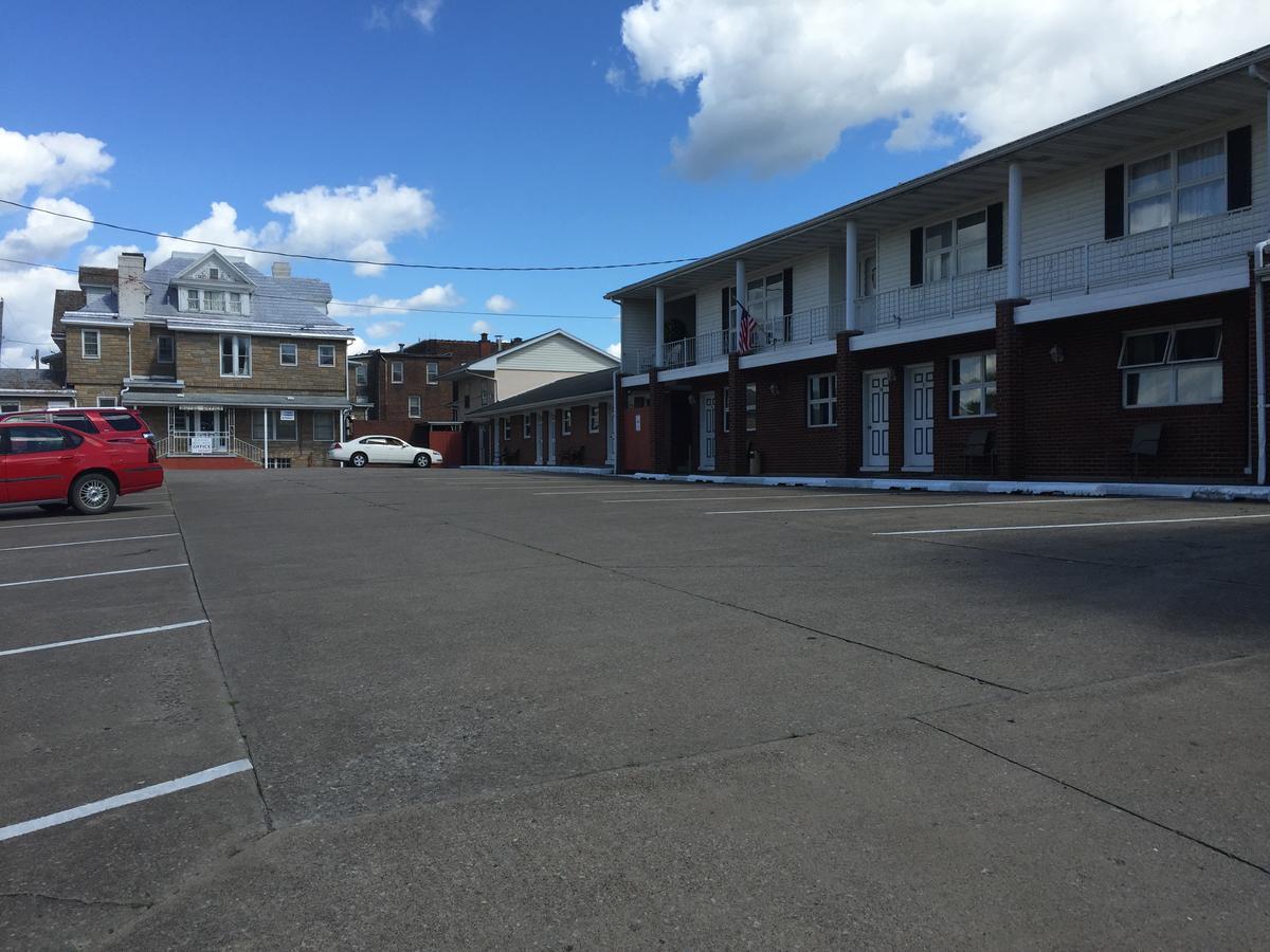 Colonial Hotel-Motel Buckhannon エクステリア 写真